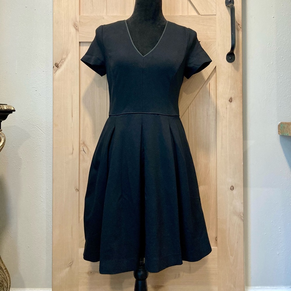 Banana Republic Black Dress with Short Sleeves and V-Neck Stretchy Size 6